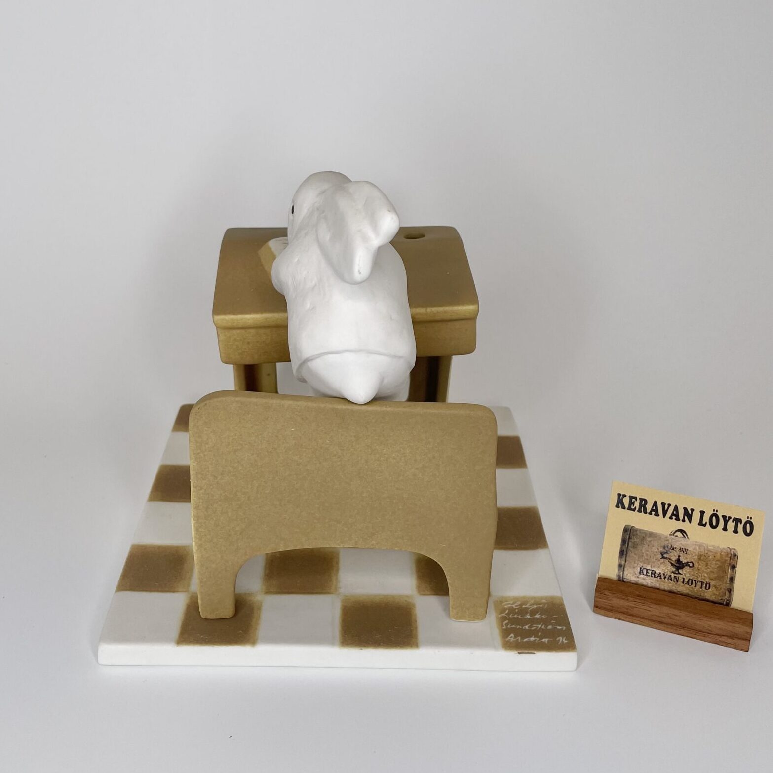 Heljä Liukko-Sundström | Arabia | Pupu pulpetissa - art ceramics | Signature -96 - Image 4