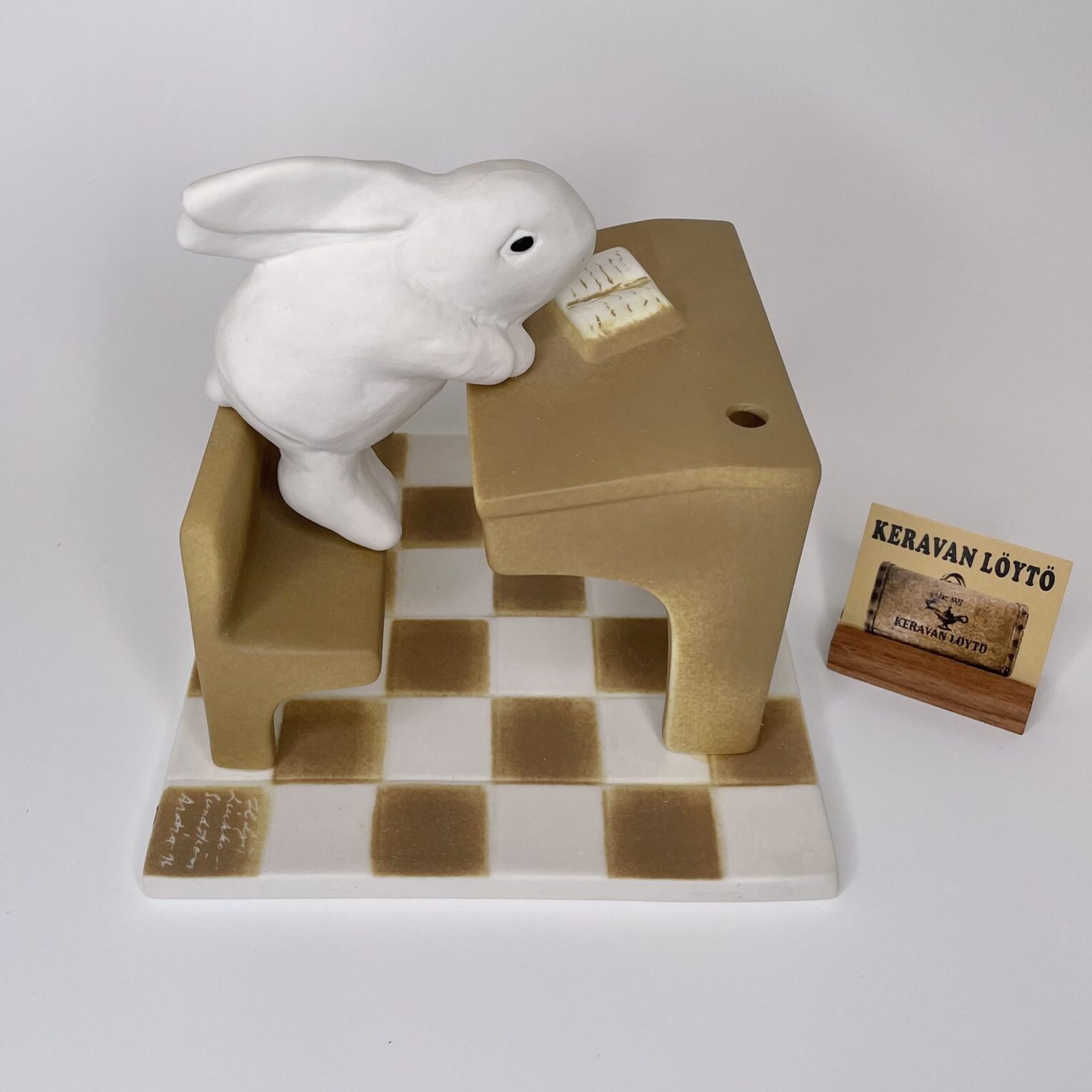 Heljä Liukko-Sundström | Arabia | Pupu pulpetissa - art ceramics | Signature -96 - Image 2