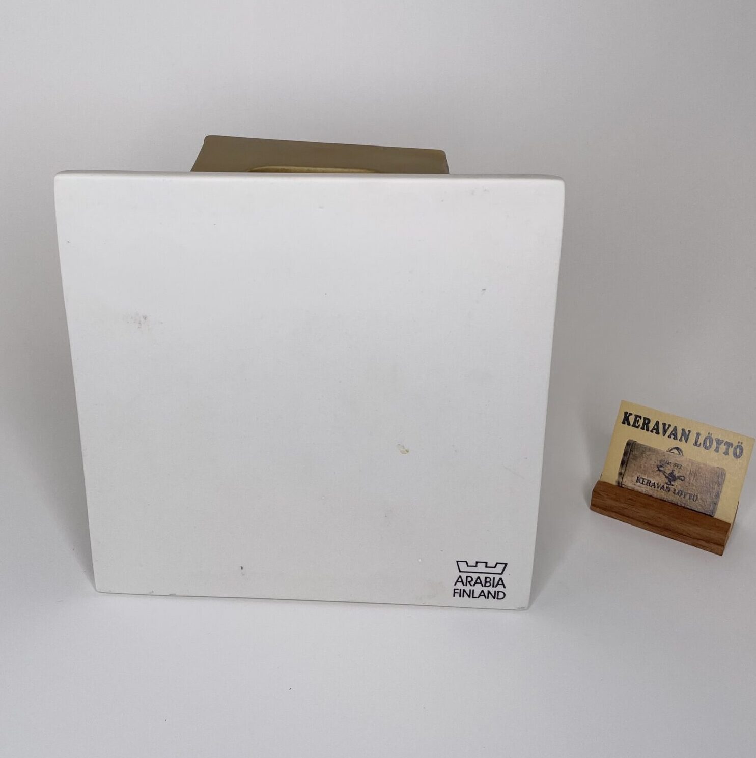 Heljä Liukko-Sundström | Arabia | Pupu pulpetissa - art ceramics | Signature -96 - Image 6