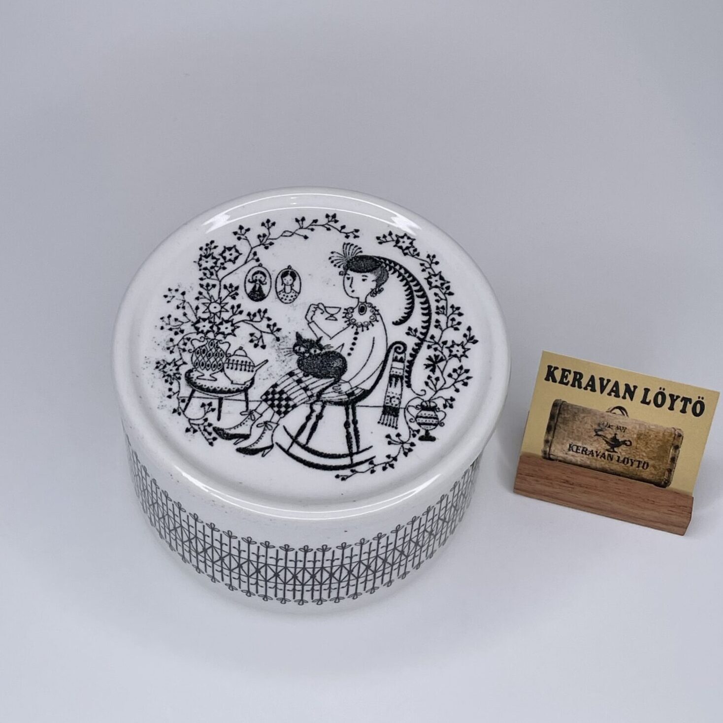 Raija Uosikkinen | Arabia | Emilia - art ceramic box