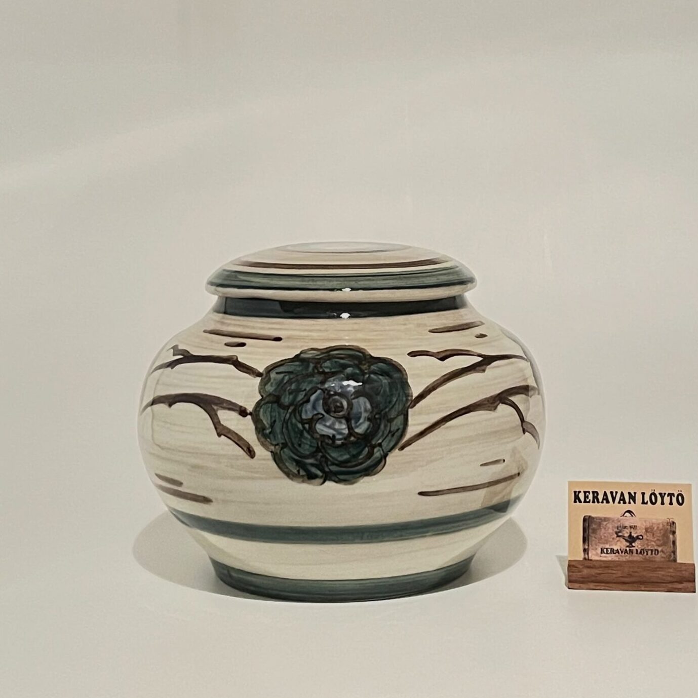 SOLD/MYYTY | Elin Juselius | Art ceramics with lid | Signature