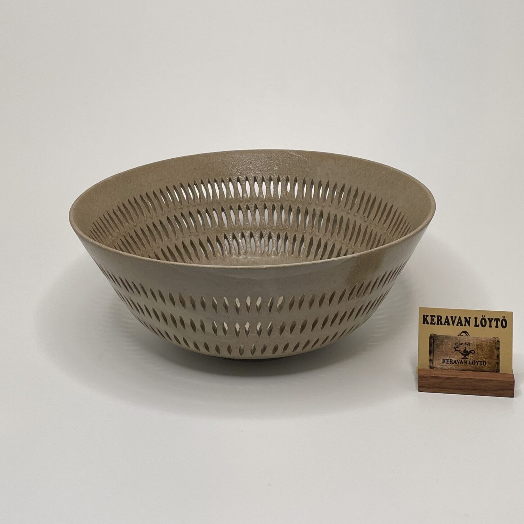 Friedl Holzer-Kjellberg | Arabia | Art ceramics | Signature - Image 2