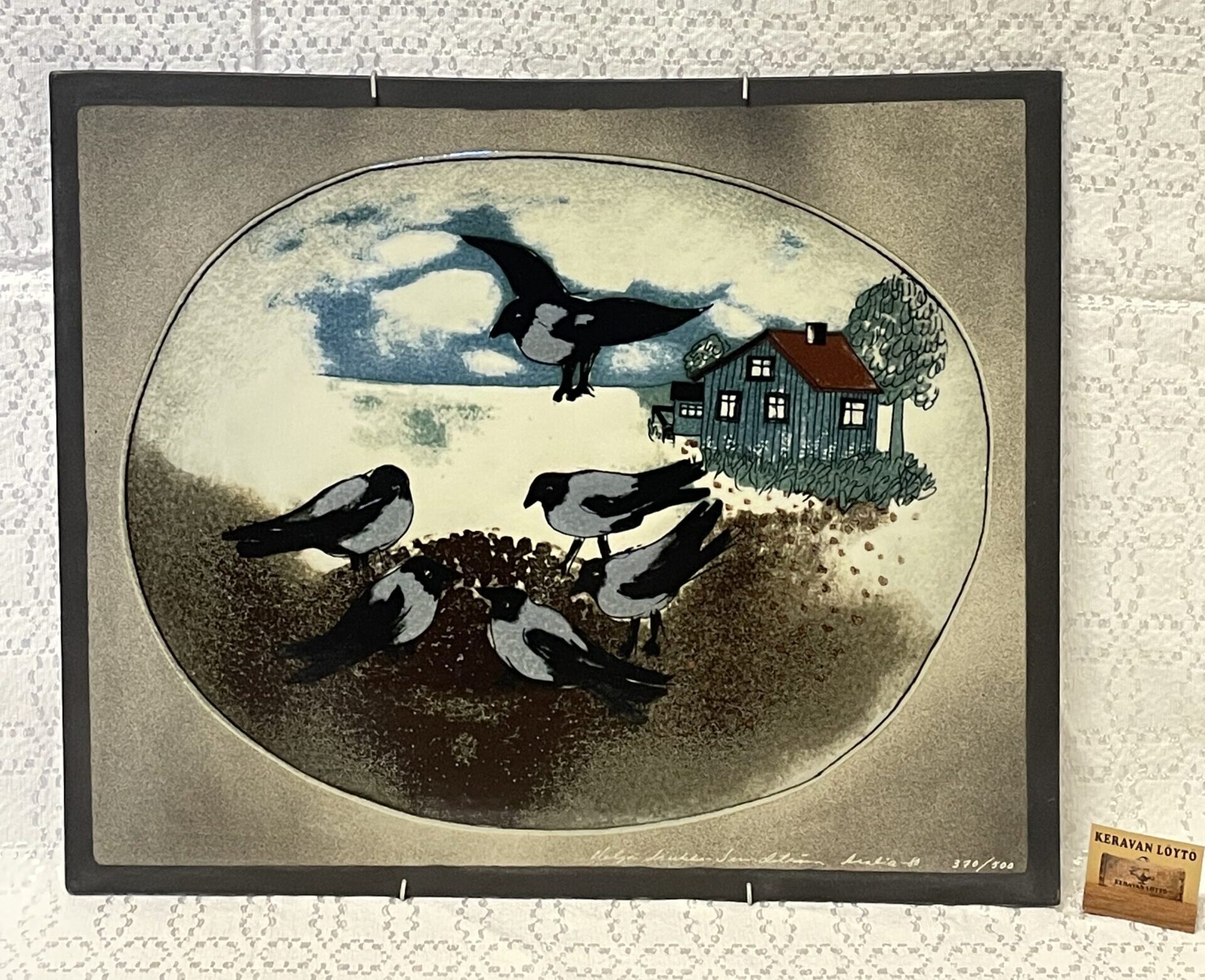 Heljä Liukko-Sundström | Arabia | Varikset syömässä - big art ceramics wall plate | Signature -80 | Numbered 370/500