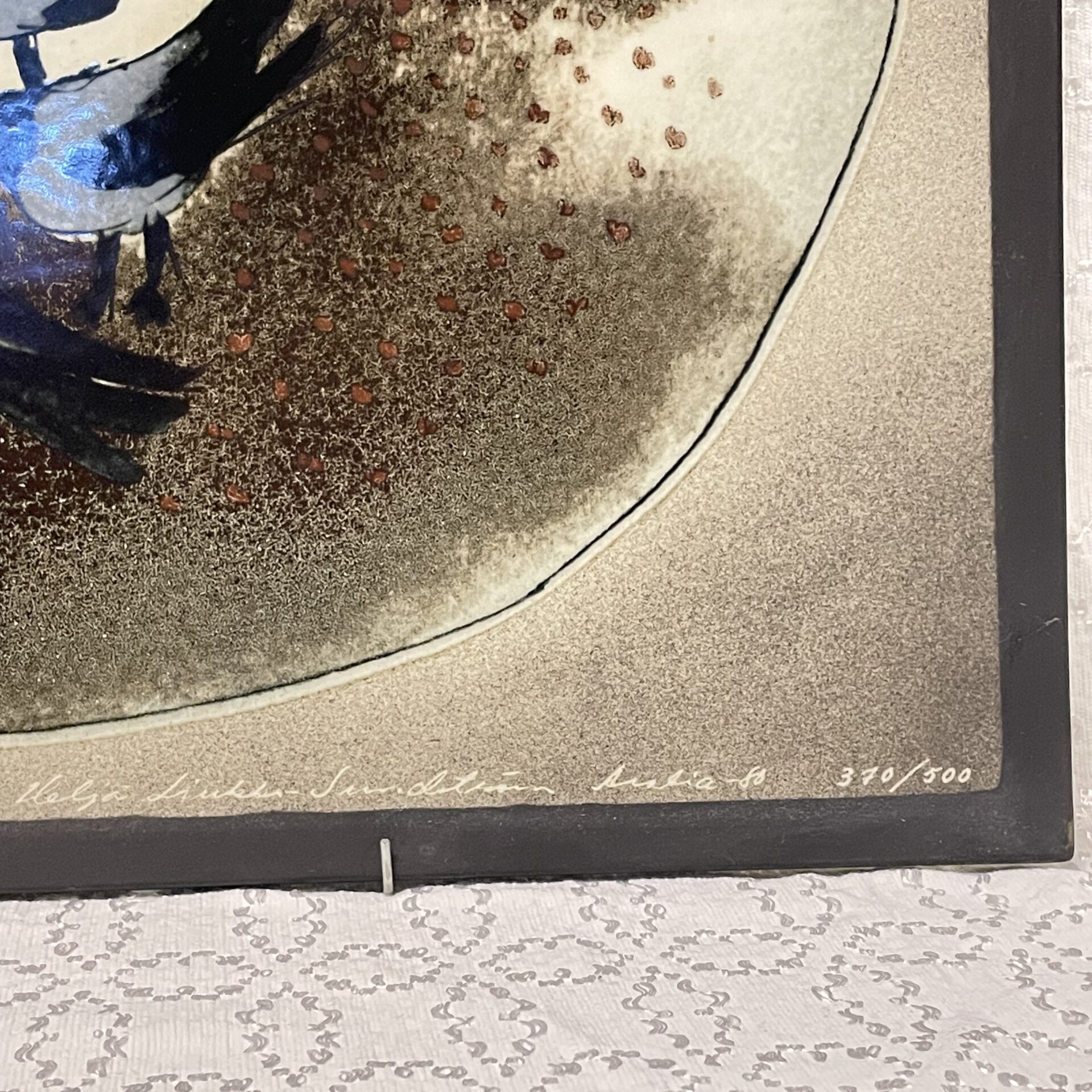 Heljä Liukko-Sundström | Arabia | Varikset syömässä - big art ceramics wall plate | Signature -80 | Numbered 370/500 - Image 2