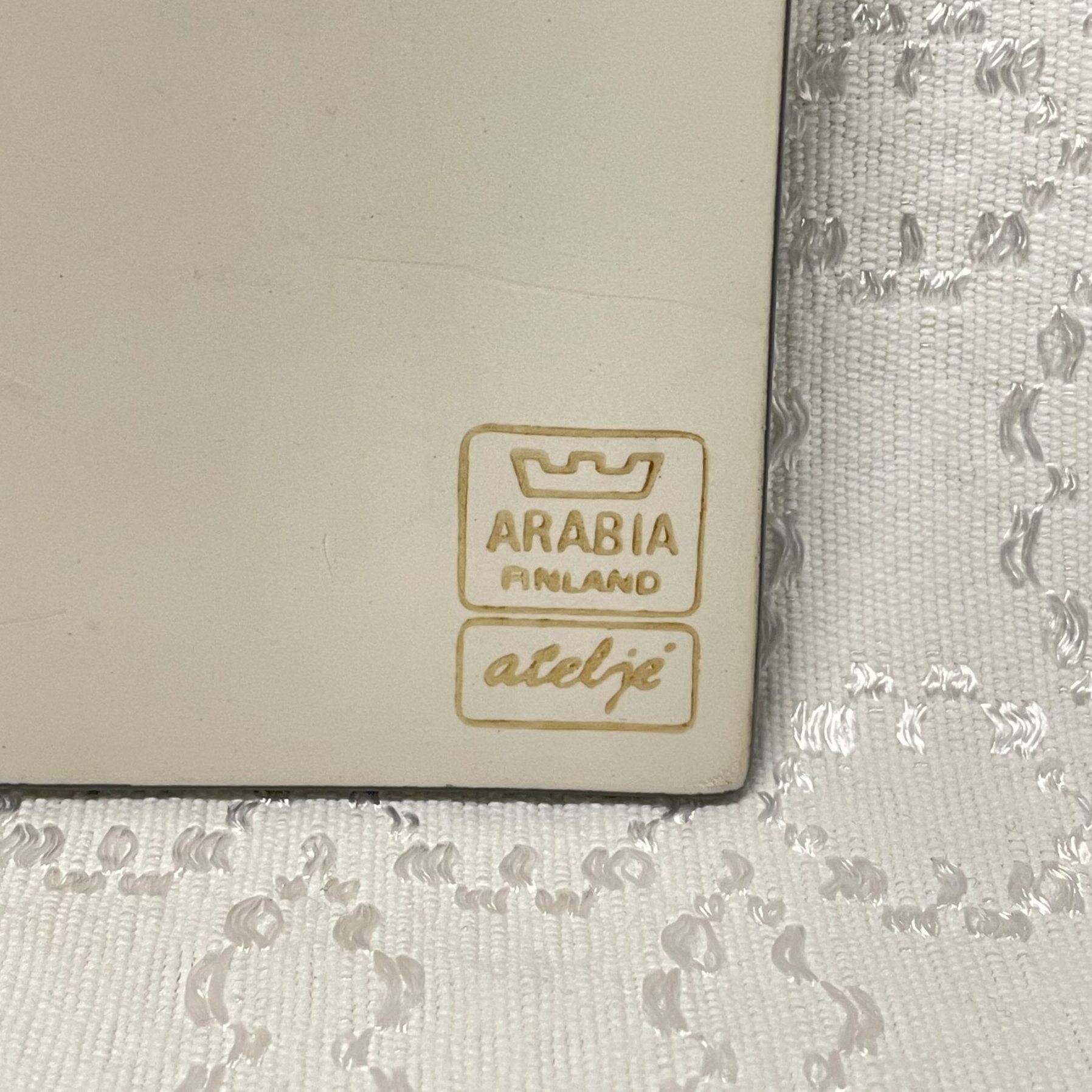 Heljä Liukko-Sundström | Arabia | Varikset syömässä - big art ceramics wall plate | Signature -80 | Numbered 370/500 - Image 3