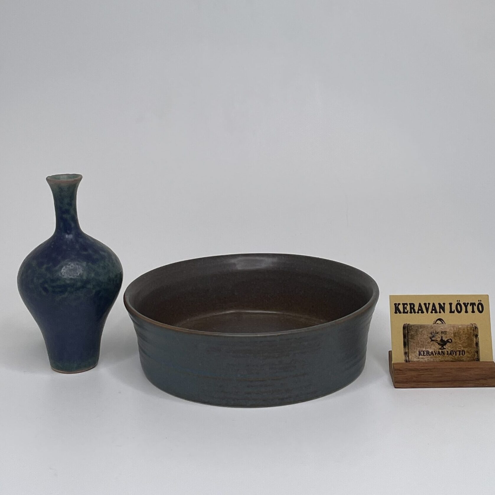 Annikki Hovisaari | Arabia | Art ceramics bowl and pot | Signature