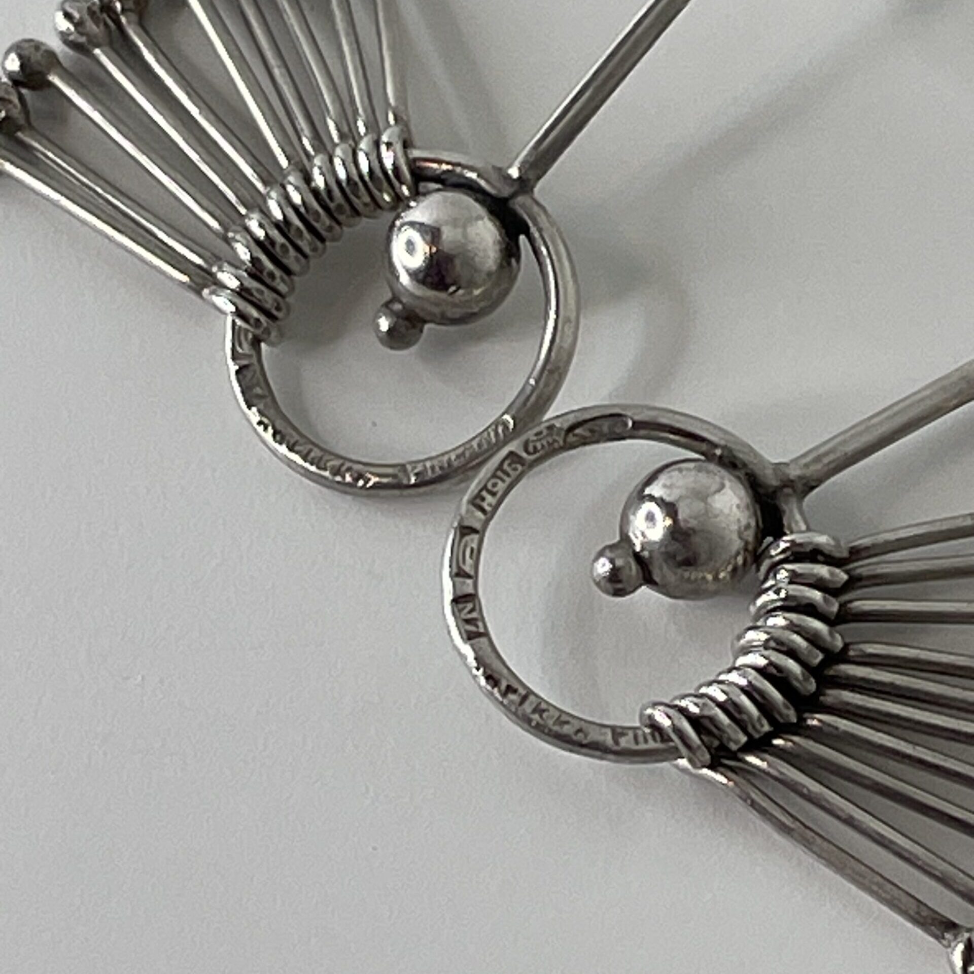 SOLD/MYYTY | Kaija Aarikka | Aarikka | Ilakoiva - 1960s silver 916 screw-back clip-on earrings - Image 3