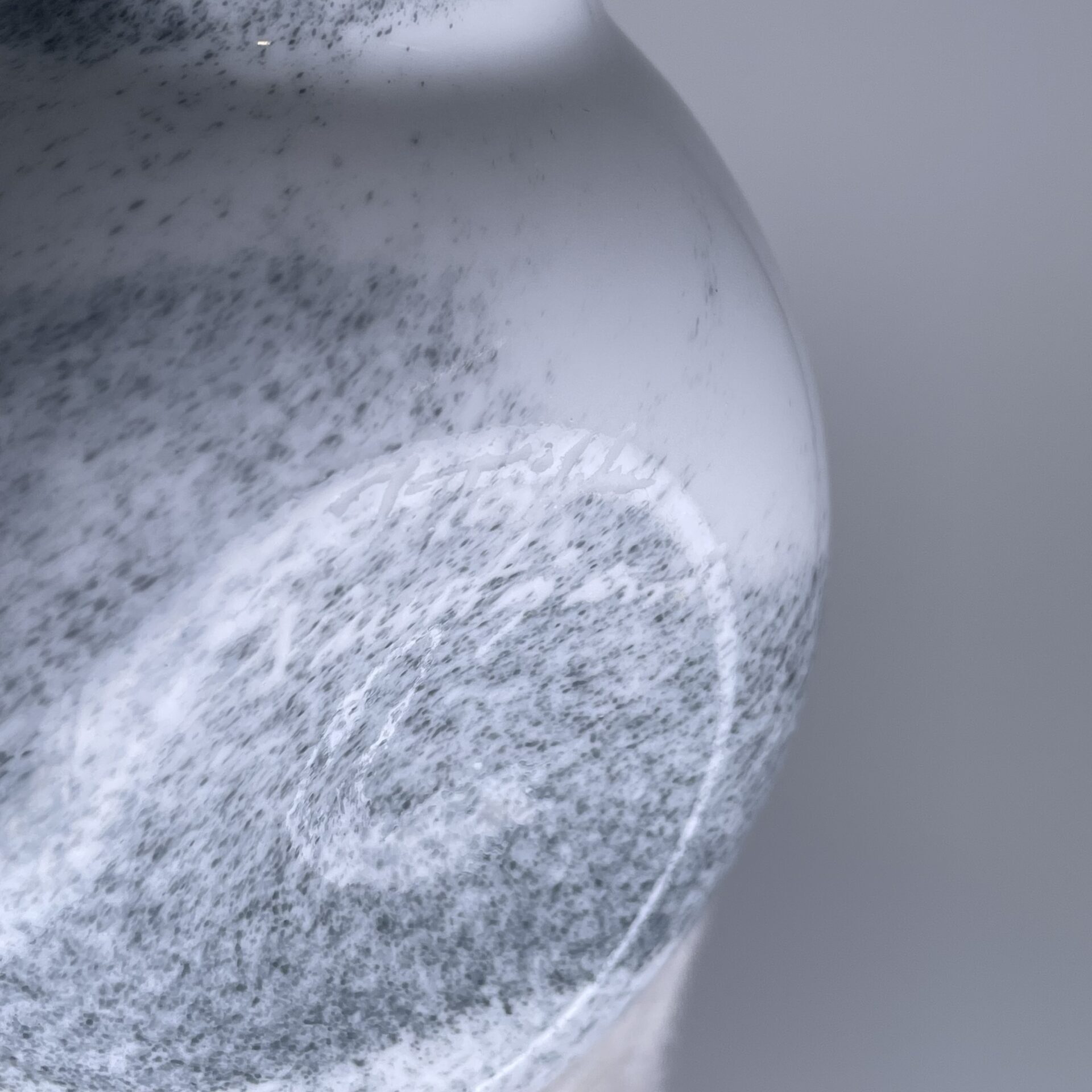Inkeri Toikka | Nuutajärvi | Chinchilla - glass bunny figurine | Signature - Image 8