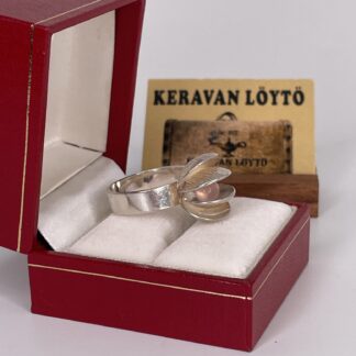 Elis Kauppi | Kupittaan Kulta | Silver 925 ring with a natural stone pearl inside