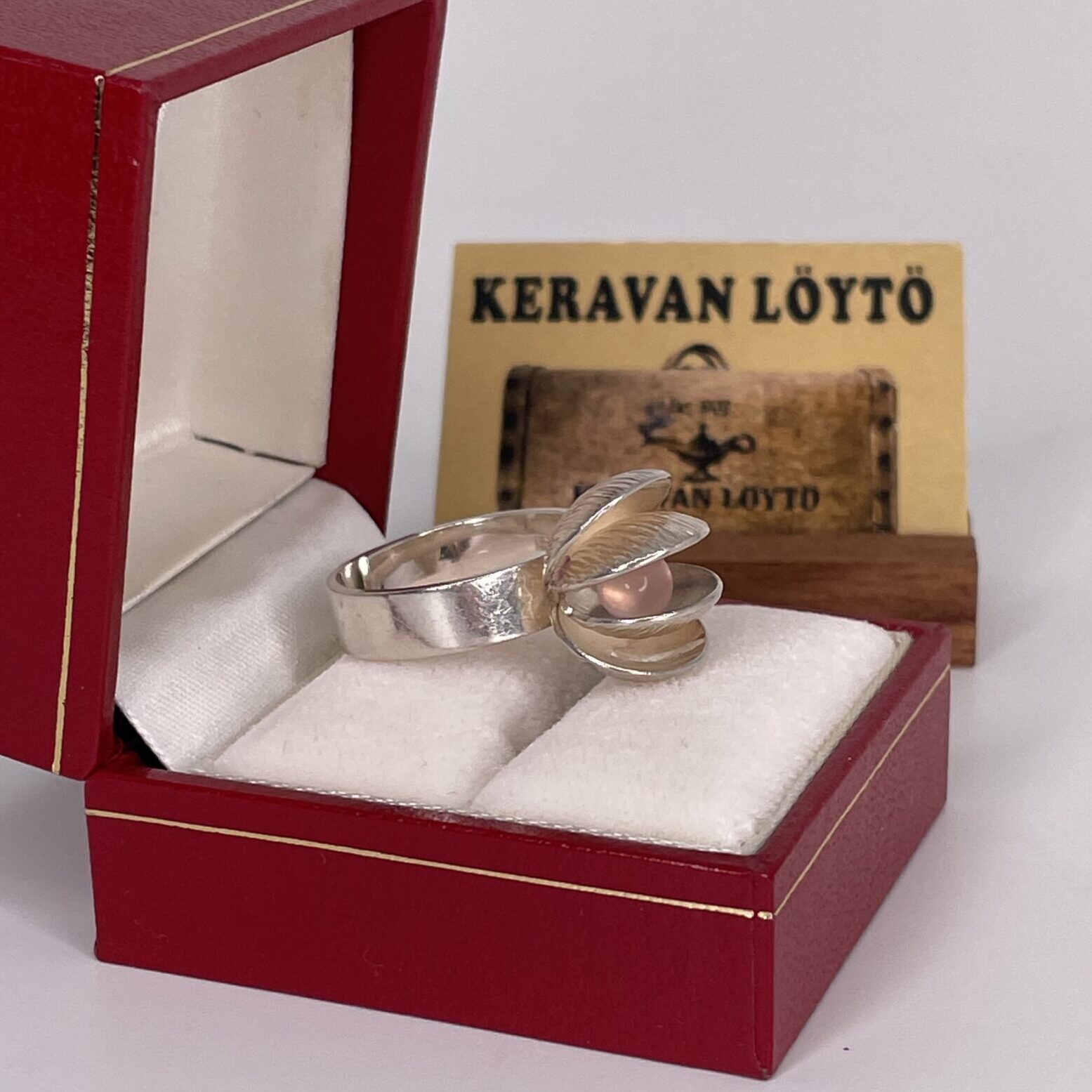 Elis Kauppi | Kupittaan Kulta | Silver 925 ring with a natural stone pearl inside