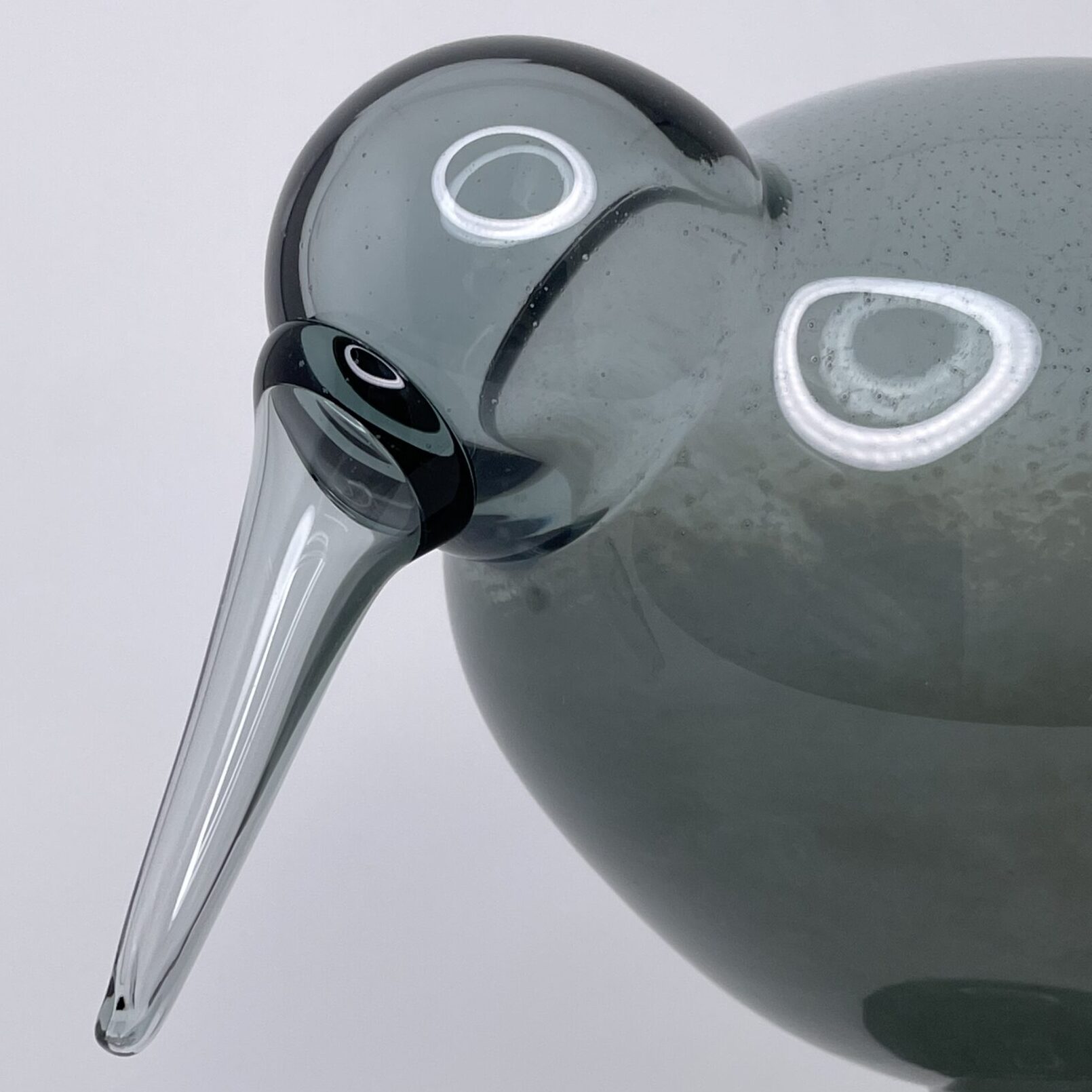 Oiva Toikka | Nuutajärvi | Kalliokiwi - glass bird | Signature | Numbered 1002/5000 - Image 12