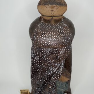 Erkka Auermaa | Äidin helmoissa - sculpture | Signature