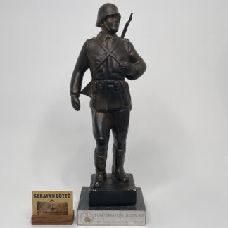 Tuntematon sotilas - plaster statue